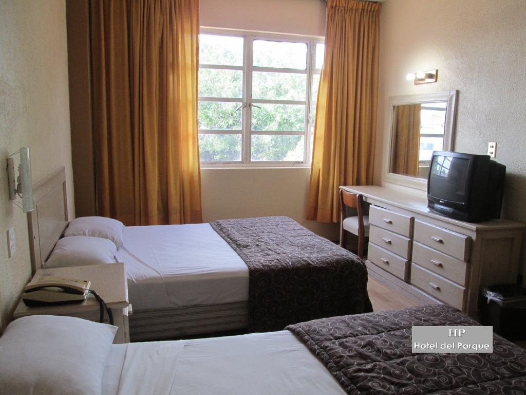 Hotel Del Parque Guadalajara Bagian luar foto